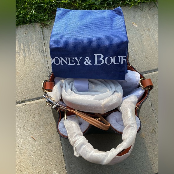 New w/ tags Dooney & Bourke Small Barlow in Black pebble grain real leather - Picture 3 of 8